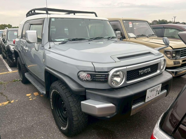 TOYOTA FJ CRUISER 4.0 V6 4WD 5dr (2013/63)